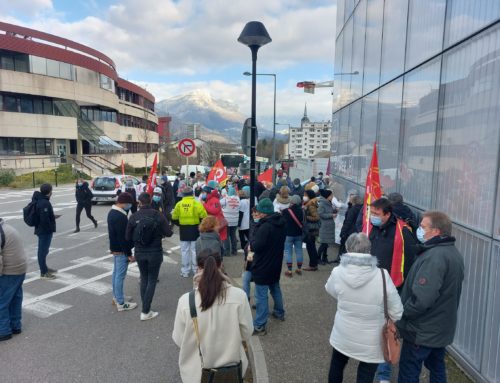Ca lutte en Savoie : le personnel soignant manifeste devant l’hôpital de Chambéry!